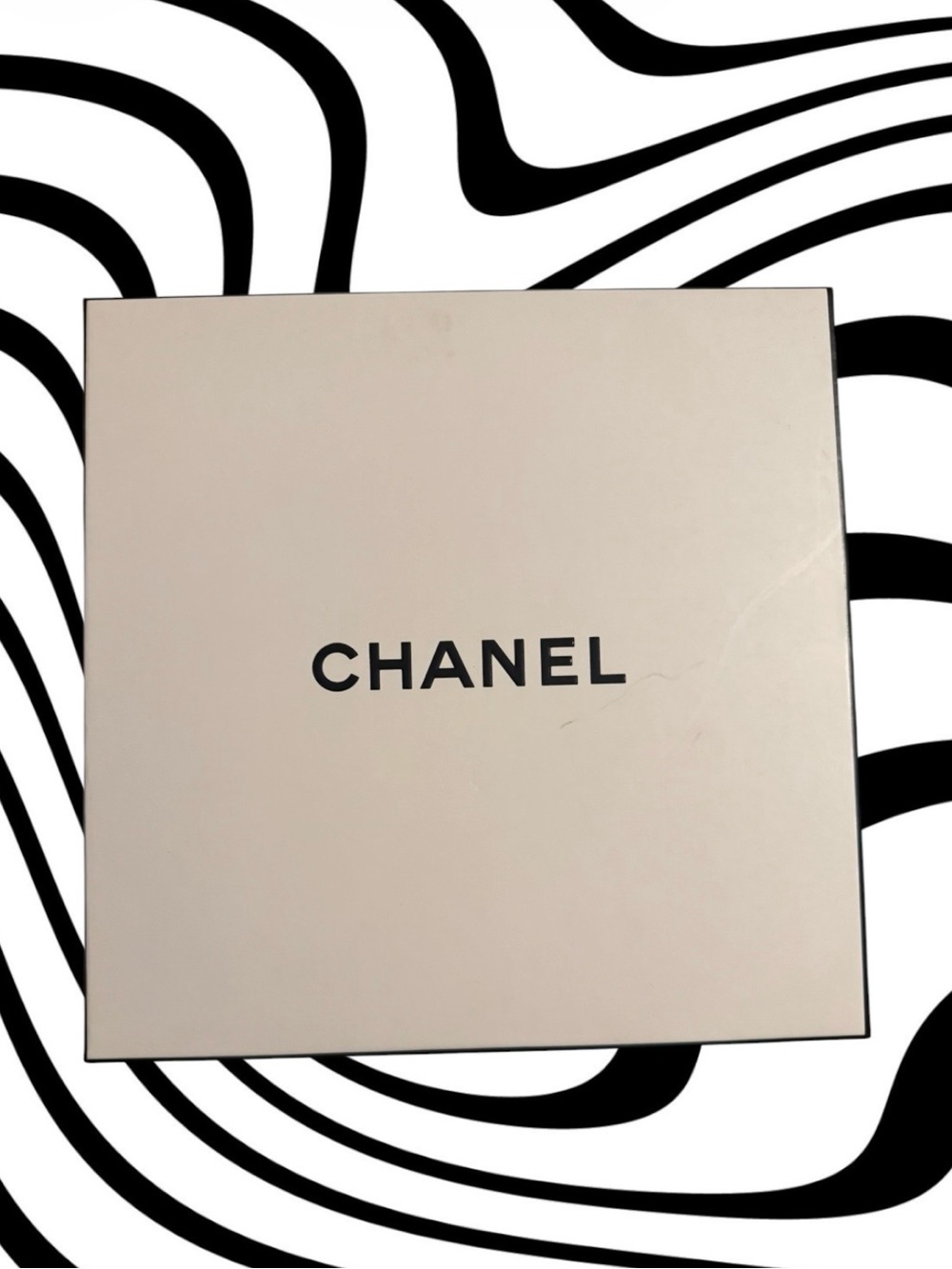Chanel Signature Box - Picture 2 of 5